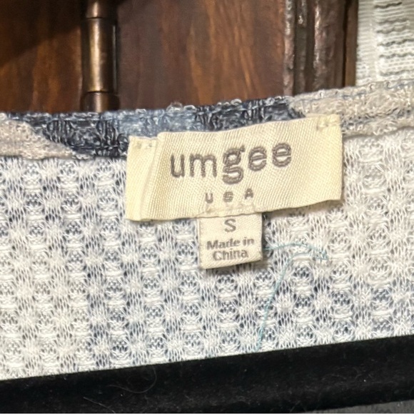 Umgee Blue and Cream Leopard Print Long Sleeve Top - Picture 3 of 5